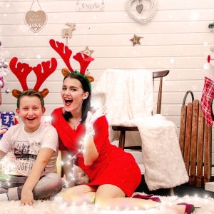 Frații în decor de Crăciun