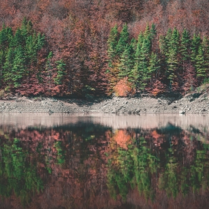Reflexia din oglinda, timpul trece sunt o clepsidra