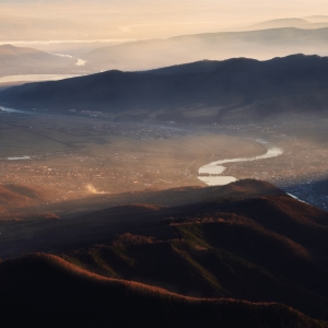 Oltul vazut de pe varful Cozia, inainte de apus.