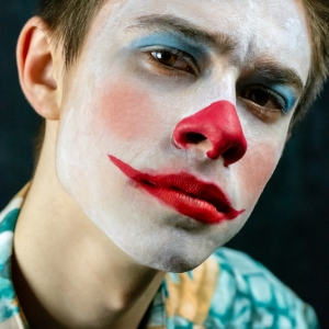 Între râs și plâns