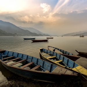 Asteptand apusul la Pokhara...,