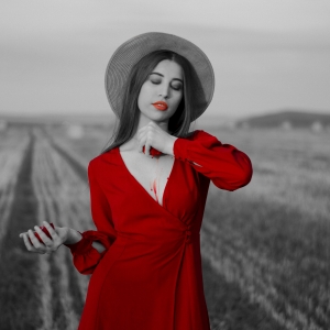 Portret feminin in culoare de vara