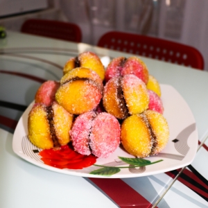 Vara cu prajituri colorate